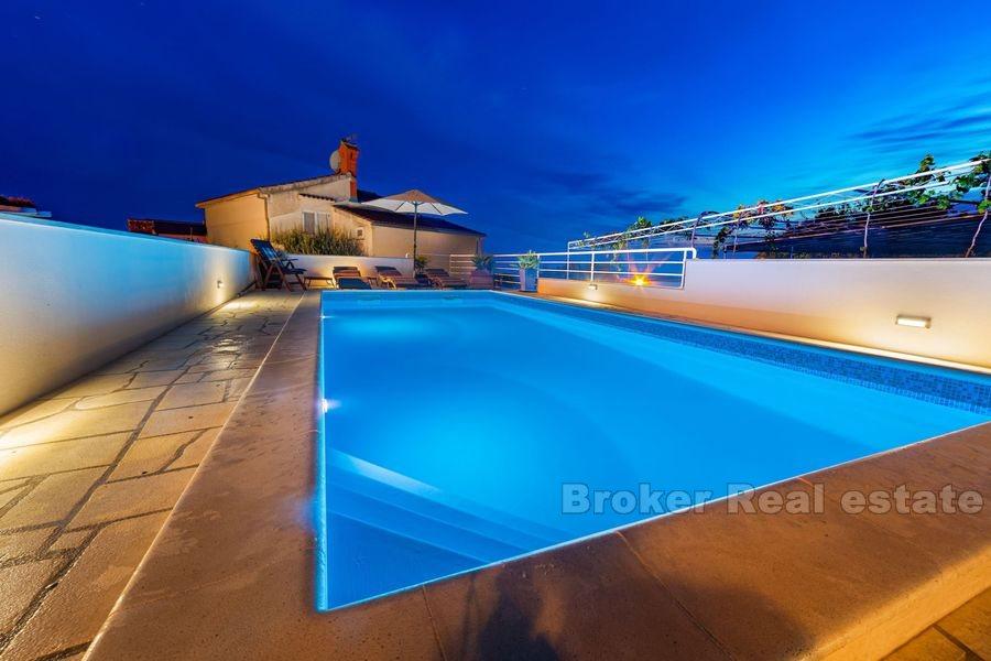 Schönes Mehrfamilienhaus mit Pool und schönem Meerblick