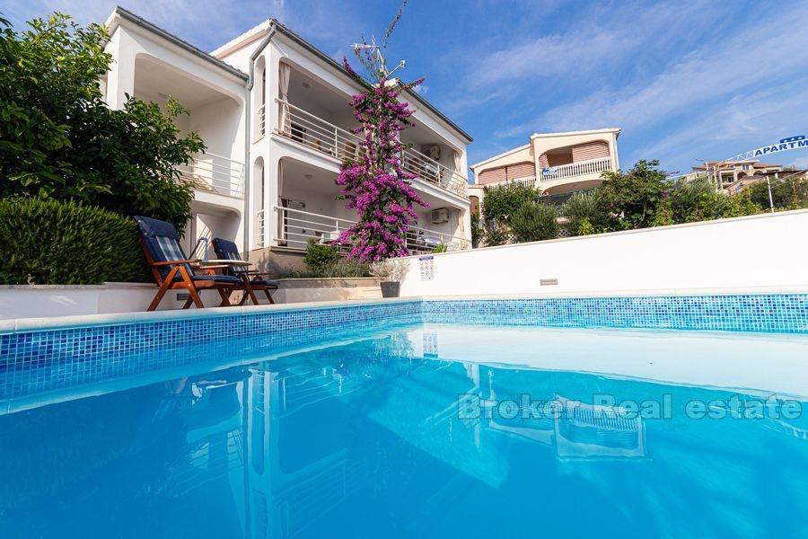 Fint leilighetshus med basseng og fin havutsikt