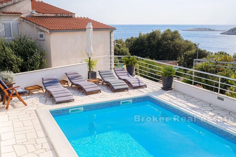 Fint leilighetshus med basseng og fin havutsikt