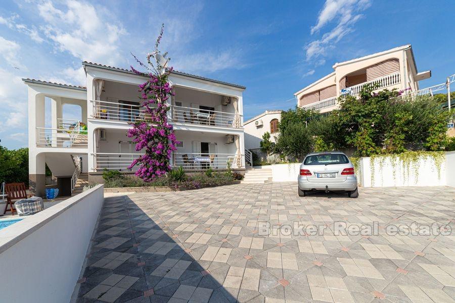 Fint leilighetshus med basseng og fin havutsikt