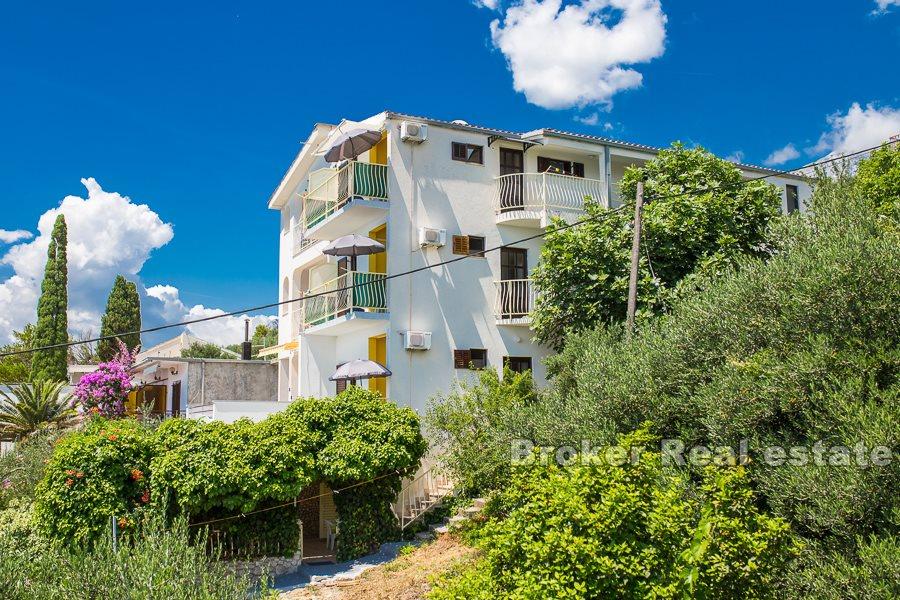 Belle maison jumelée avec 5 appartements