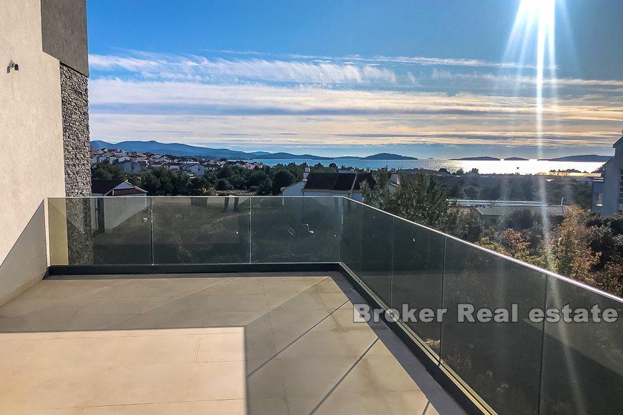 Modern villa med pool och havsutsikt, till salu