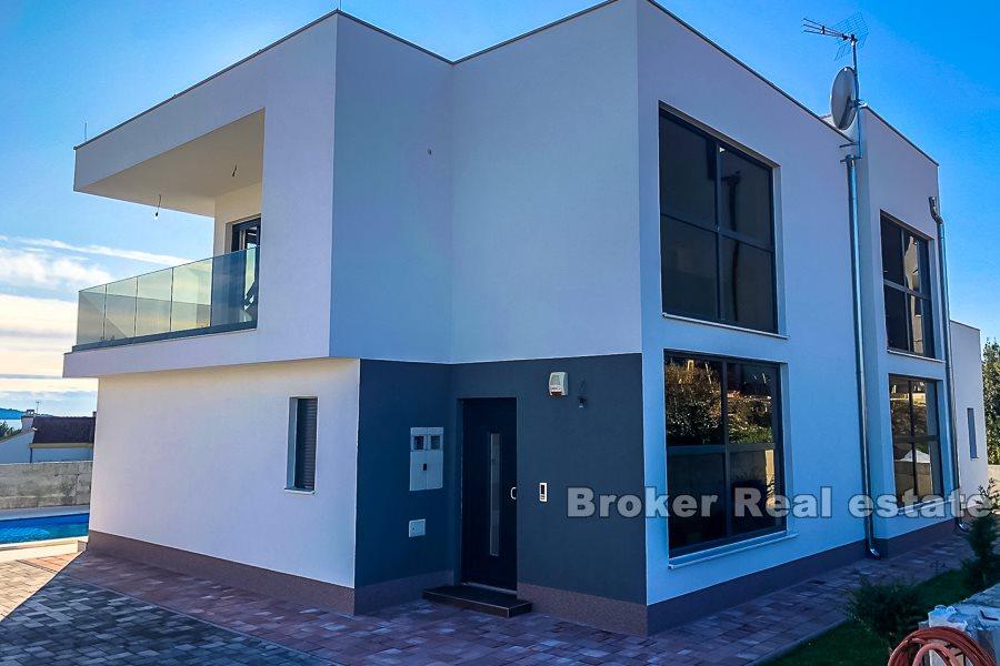 Modern villa med pool och havsutsikt, till salu