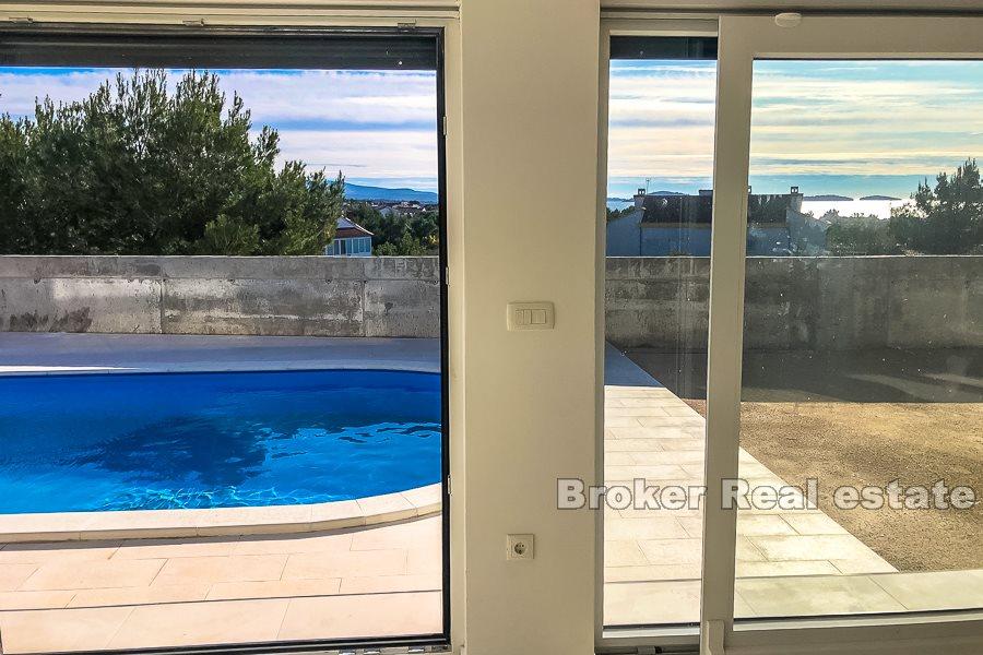 Modern villa med pool och havsutsikt, till salu