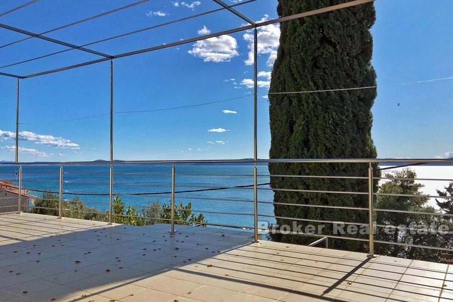 Krásný dům ve druhé řadě u moře