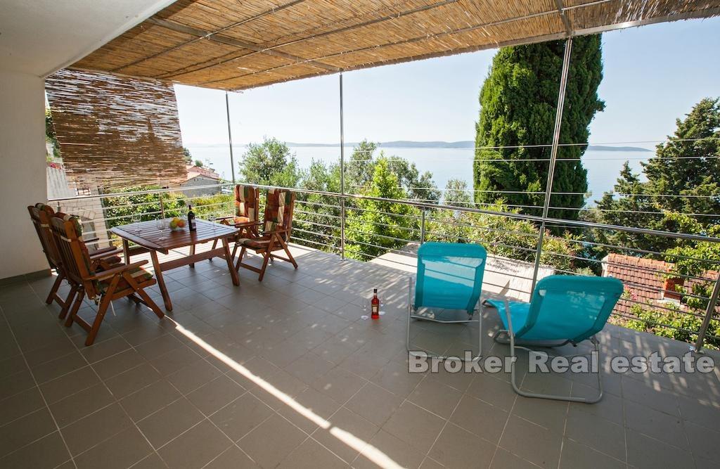 Krásný dům ve druhé řadě u moře