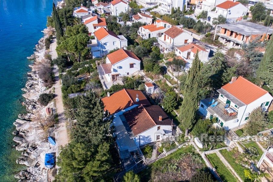 Krásný dům ve druhé řadě u moře