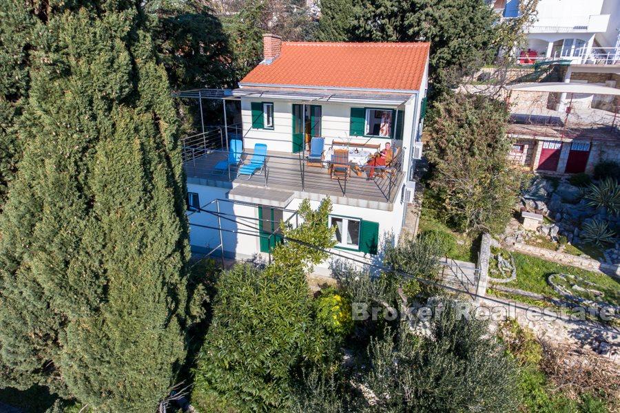 Krásný dům ve druhé řadě u moře