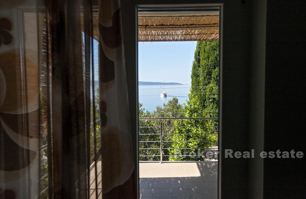 Krásný dům ve druhé řadě u moře