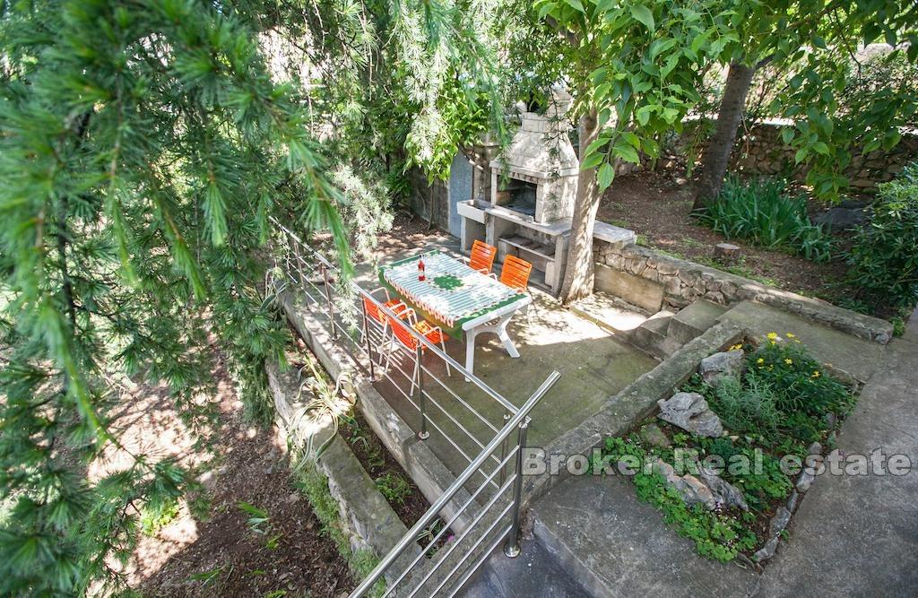 Krásný dům ve druhé řadě u moře