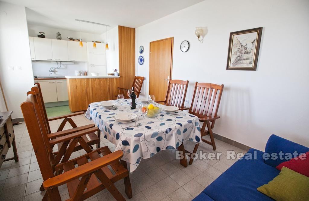 Krásný dům ve druhé řadě u moře