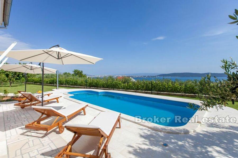 Villa mit Meerblick und Pool