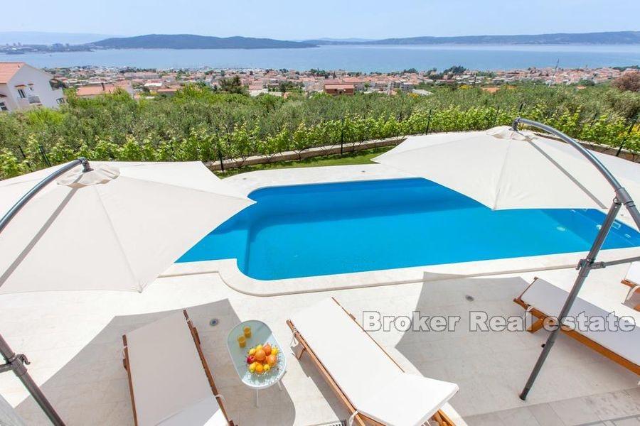 Villa con vista mare e piscina