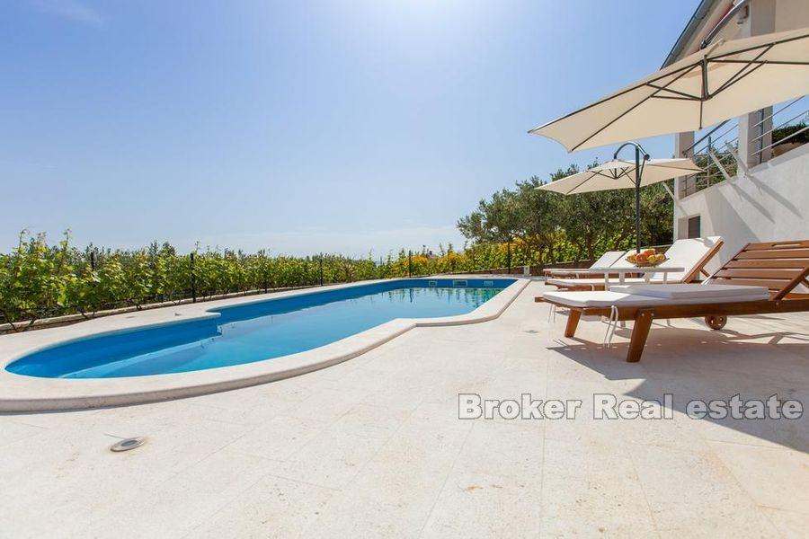 Villa con vista mare e piscina