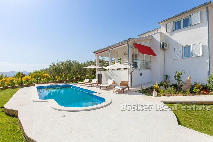 Villa con vista mare e piscina
