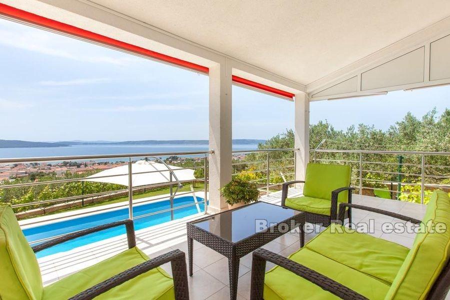Villa med havutsikt og basseng