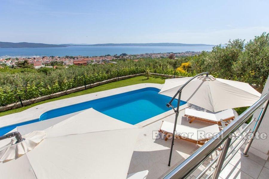Villa med havutsikt og basseng