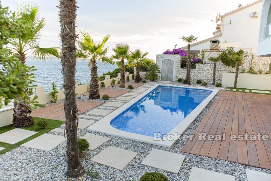 Moderna vila prvi red do mora