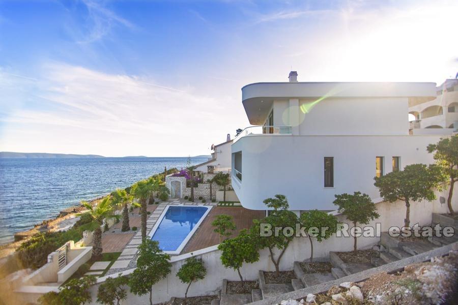 Villa moderna sul mare