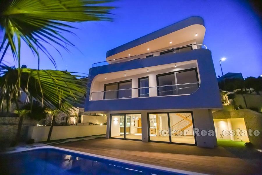 Moderna vila prvi red do mora