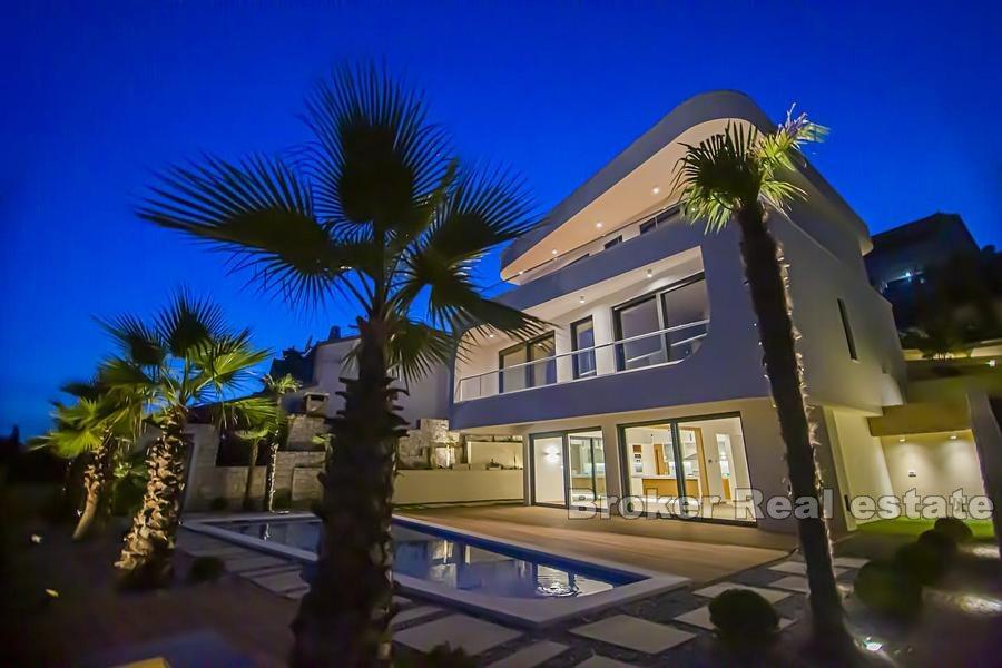 Moderna vila prvi red do mora