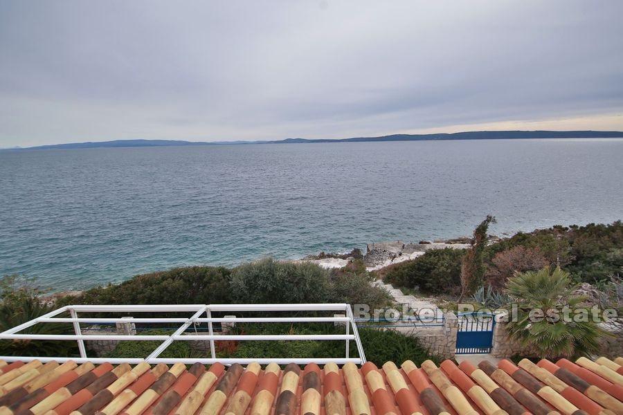 Detached house first row to the sea