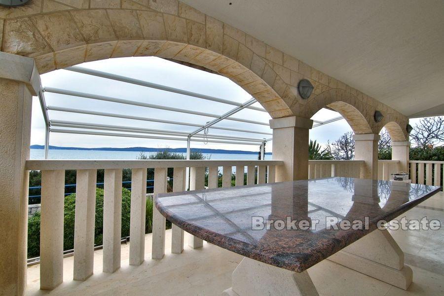 Samostojeća kuća prvi red uz more