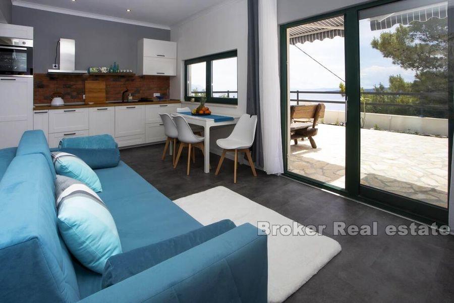 Moderna vila s bazenom i panoramskim pogledom na more