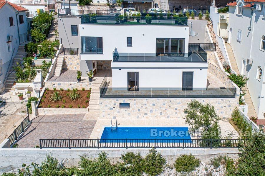 Lyxvilla med pool och havsutsikt