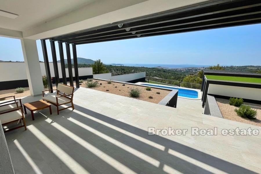 Moderní vila s panoramatickým výhledem na moře