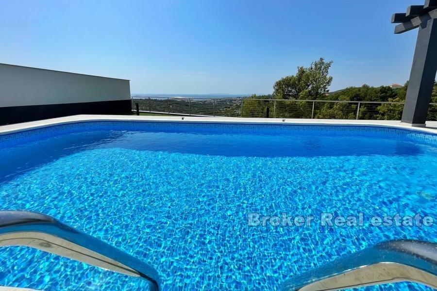 Modern villa med panoramautsikt över havet