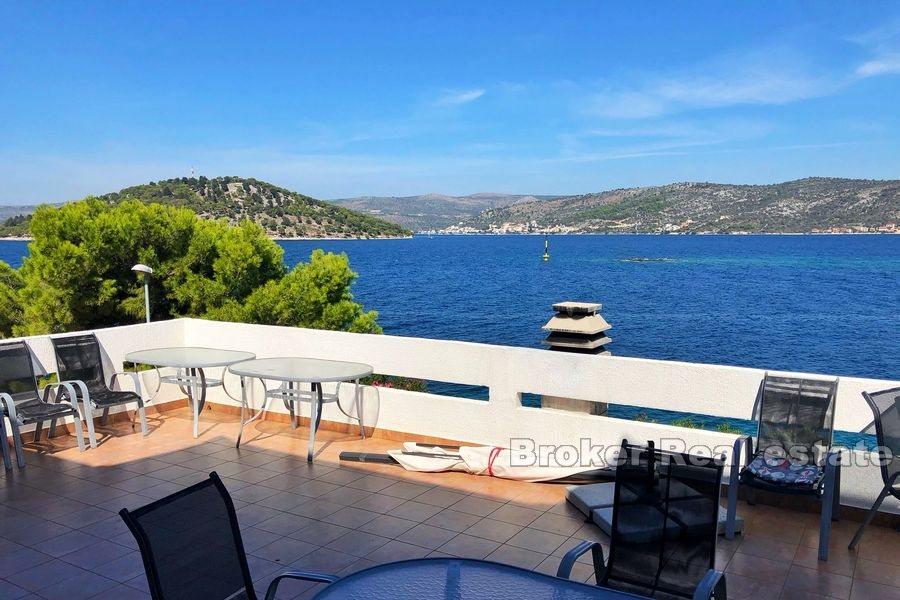 Leilighet hus, første rad til sjøen