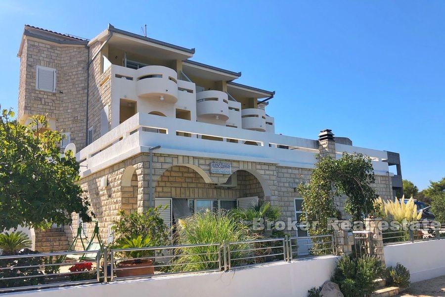 Immeuble, première rangée de la mer