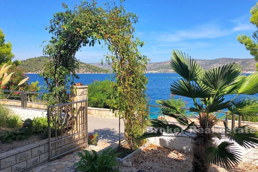 Apartmanska kuća, prvi red do mora