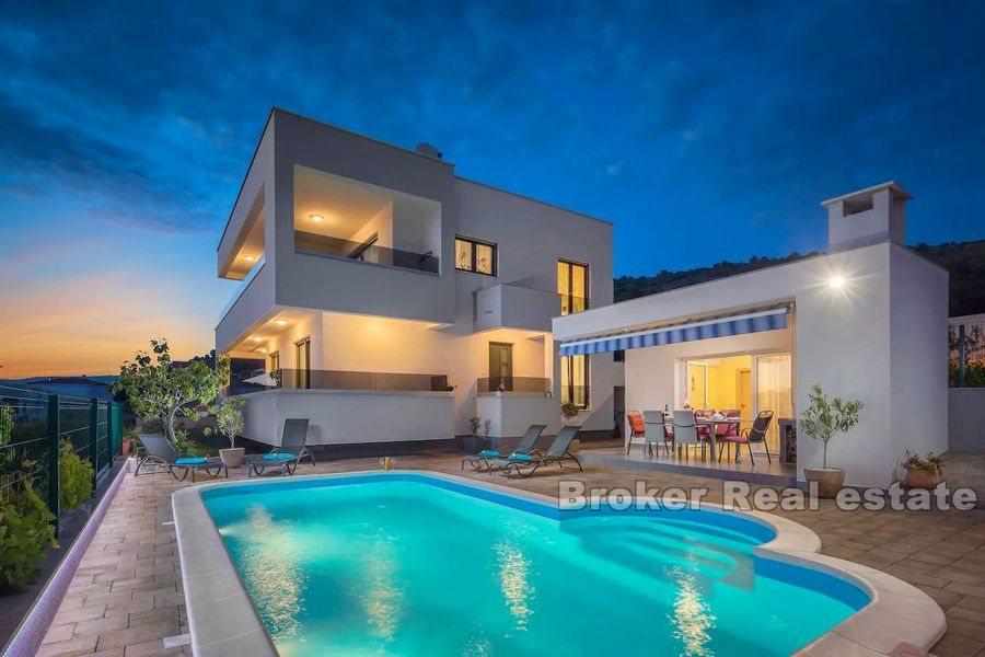 Villa moderna con vista mare