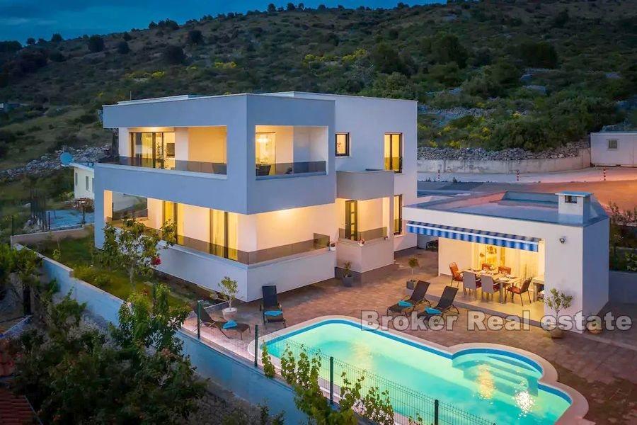 Villa moderna con vista mare