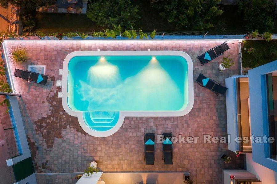 Villa moderna con vista mare