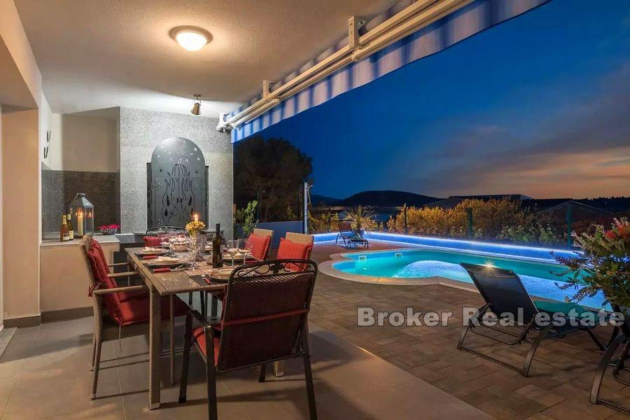 Villa moderna con vista mare