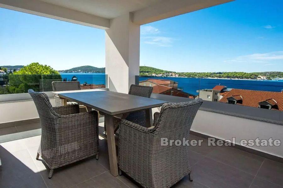 Villa moderna con vista mare