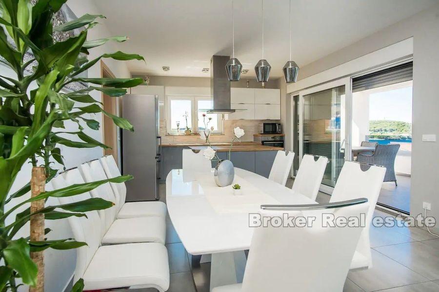 Villa moderna con vista mare