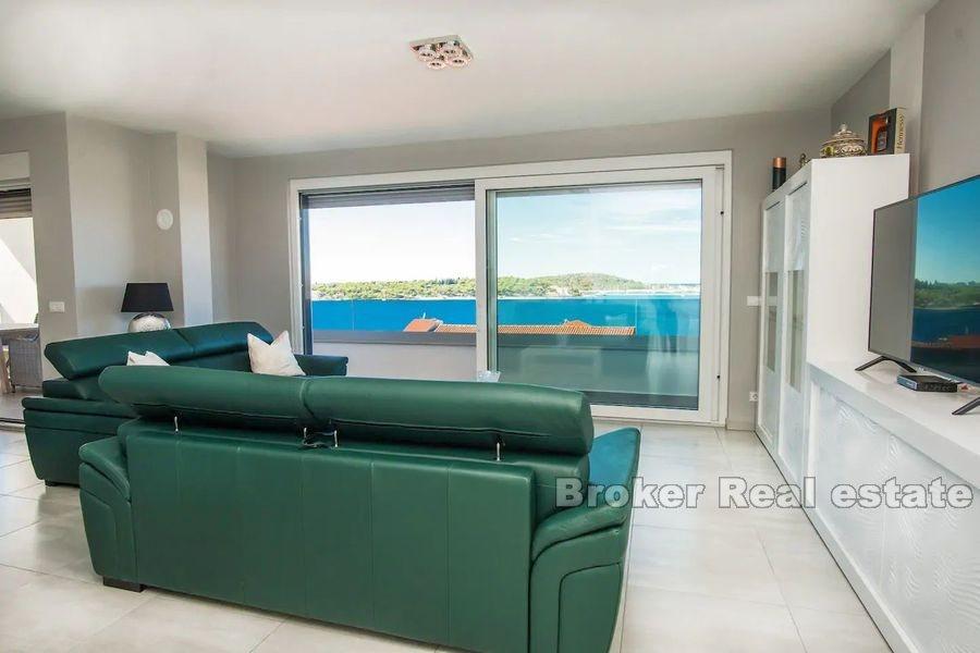 Villa moderna con vista mare