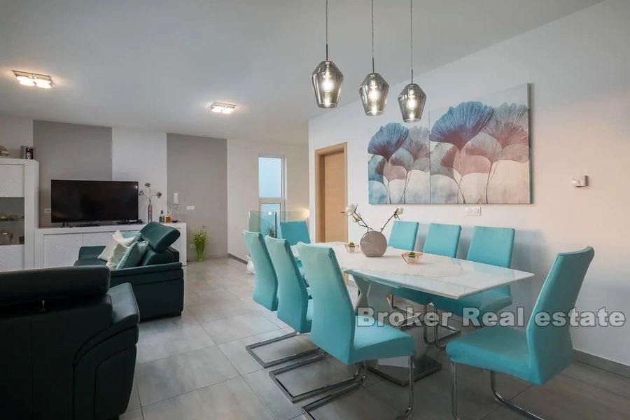 Villa moderna con vista mare