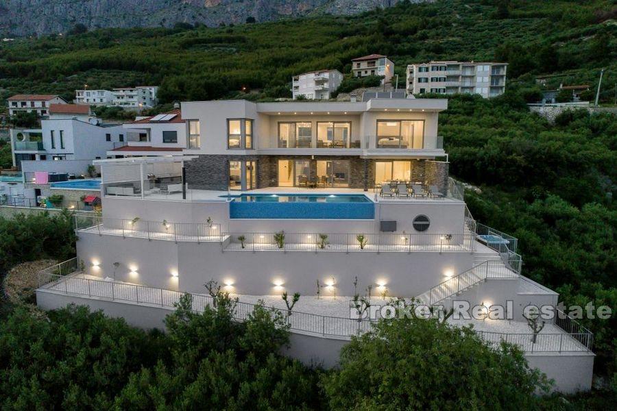 Modern villa med panoramautsikt över havet