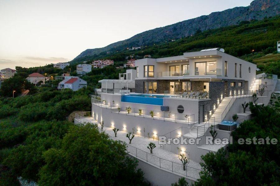 Modern villa med panoramautsikt över havet