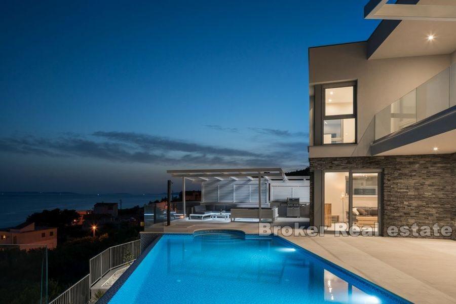 Villa moderna con vista panoramica sul mare