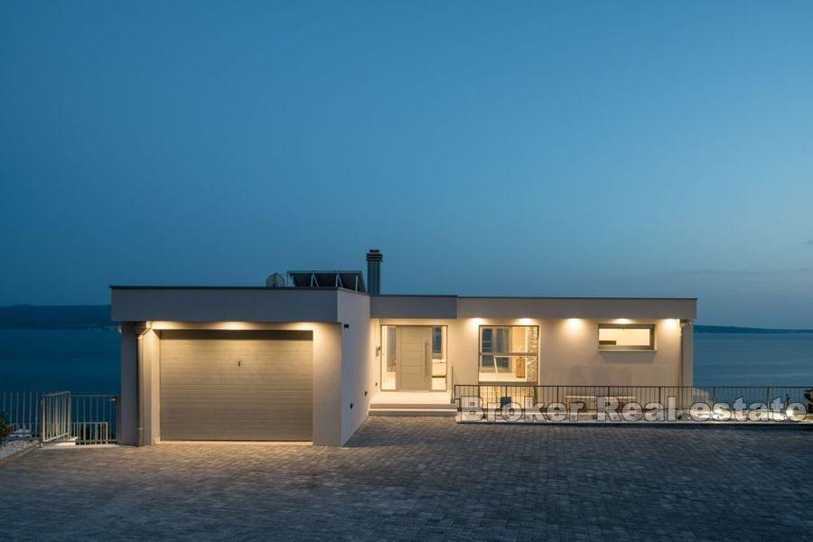 Modern villa med panoramautsikt över havet