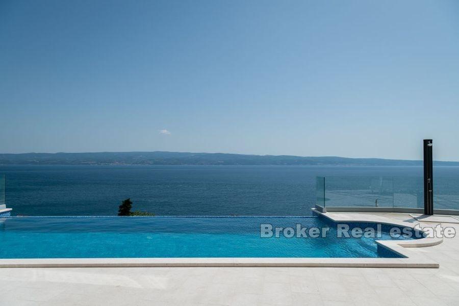 Modern villa med panoramautsikt över havet