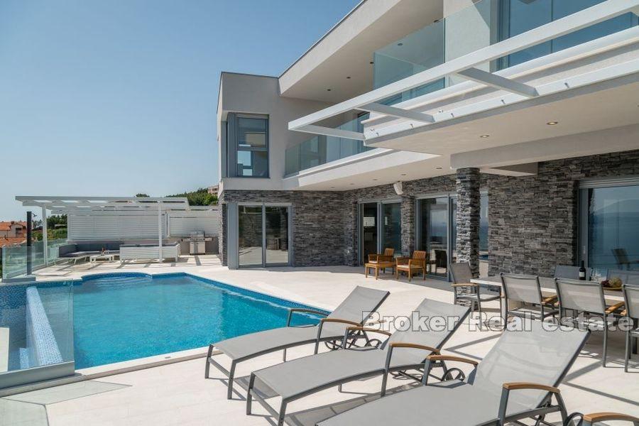 Modern villa med panoramautsikt över havet