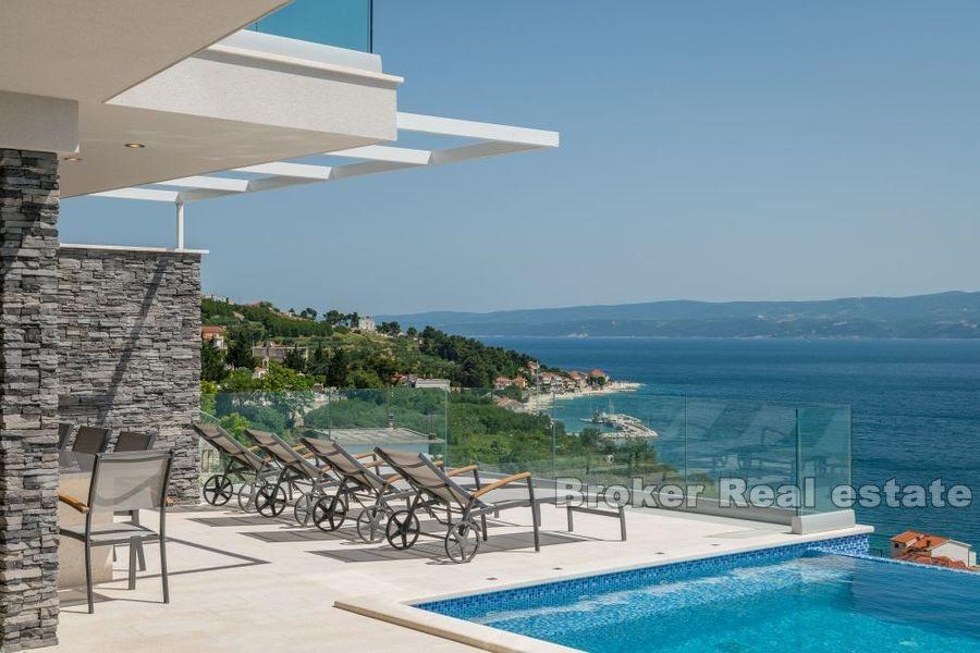 Modern villa med panoramautsikt över havet