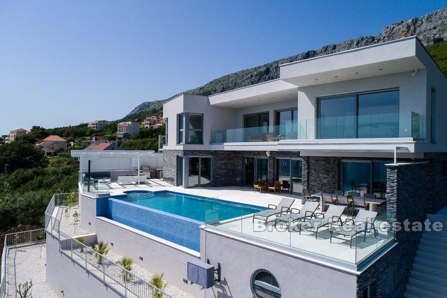 Modern villa med panoramautsikt över havet